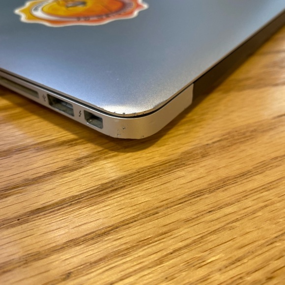 MacBook Air 13” - 2017 128 GB - Picture 5 of 6